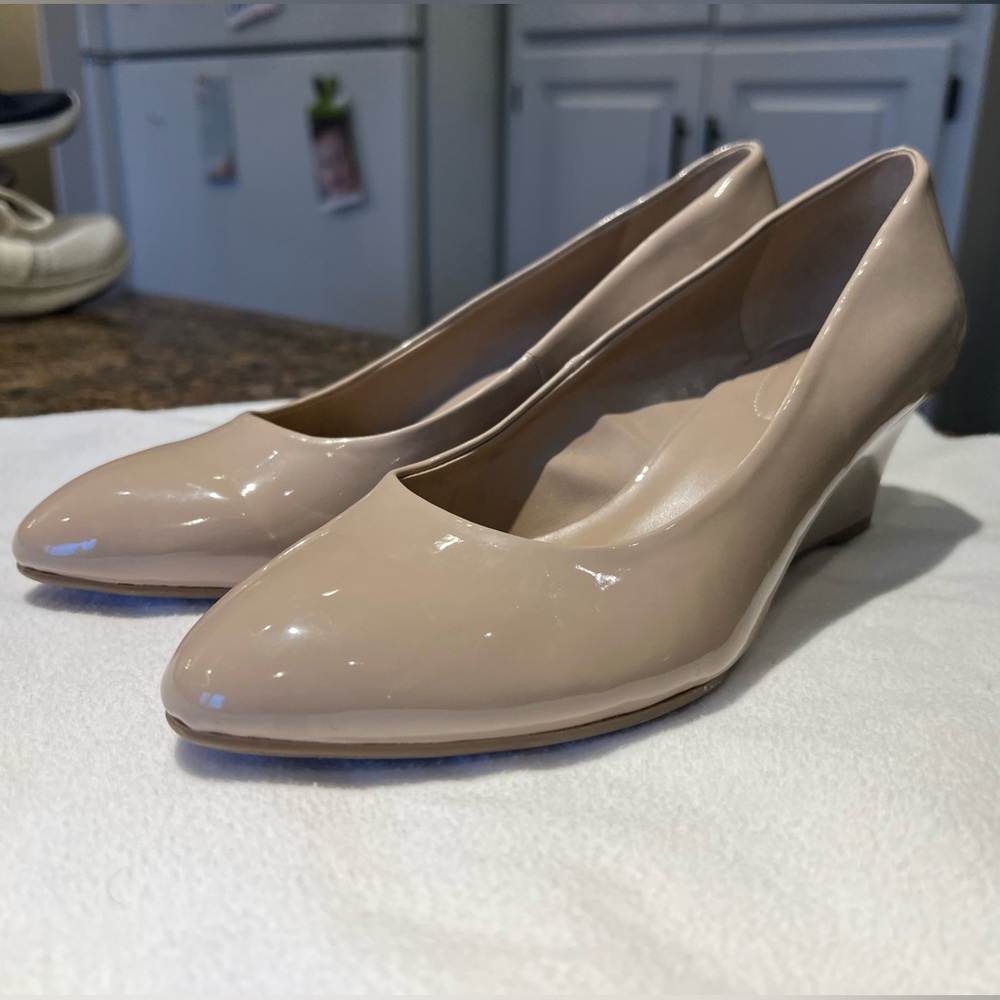 Bandolino nude wedge heels